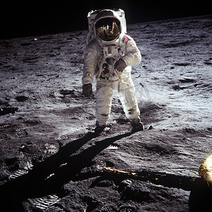巴兹·奥尔德林在月球上