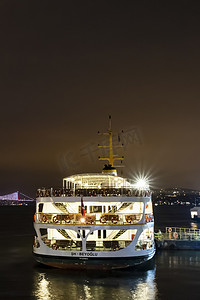清晨时分摄影照片_伊斯坦布尔市清晨黄昏时分，城市线路在 eminonu 码头渡轮。