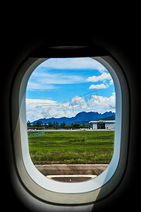 从热带岛屿跑道上飞机的窗户看