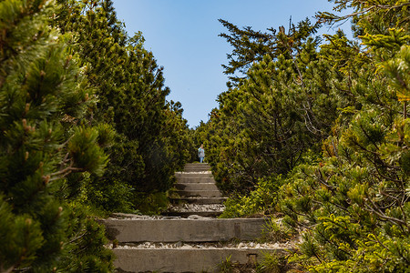 如果周围有 Karkonosze 巨山，那么长长的山路满是石阶，全景