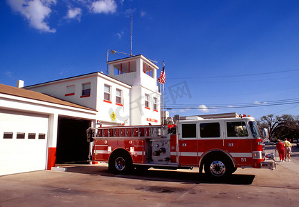 女消防员摄影照片_红色消防车和车站