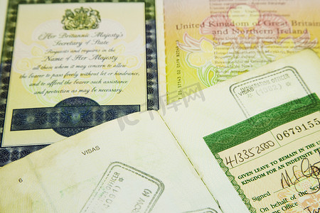 护照签证摄影照片_外国护照顶部有英国移民签证邮票