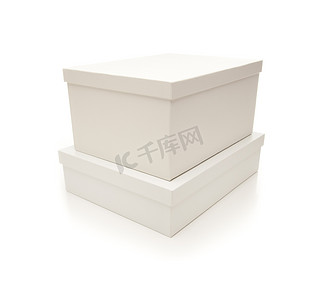 堆叠纸箱摄影照片_堆叠的白色盒子，盖子在背景上被隔离