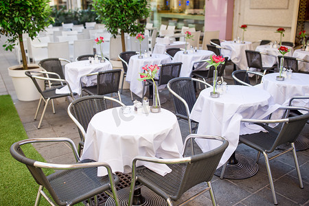 欧洲意大利城市夏季空荡荡的露天餐厅。
