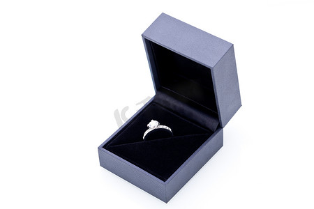 婚礼首饰盒摄影照片_有典雅的银戒指的首饰盒