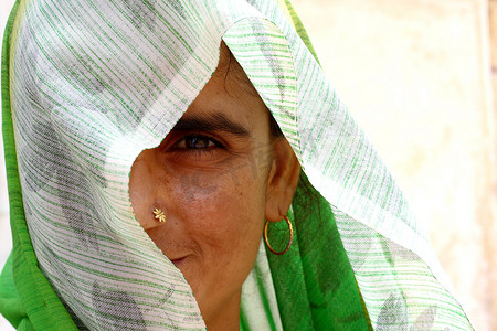 印度纱丽摄影照片_穿着绿色纱丽的老妇人