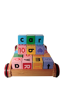儿童游戏块拼车在木车上隔离在白色
