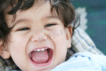 精力充沛的人摄影照片_男婴张大嘴巴，露出灿烂的笑容