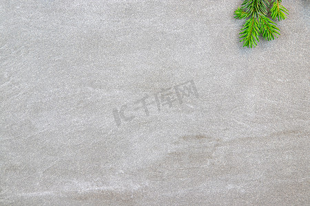 圣诞主题、质地、背景，顶部是诺德曼冷杉的树枝，深灰色大理石背景，有文字的自由空间。