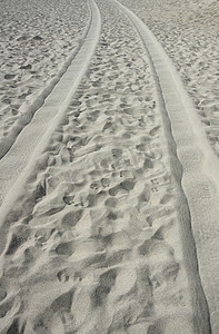 路虎摄影照片_沙滩上的轮胎痕迹