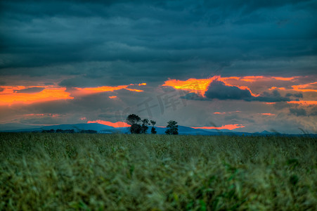 下雨夕阳摄影照片_七彩夕阳