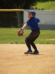 投掷球的小联盟棒球运动员