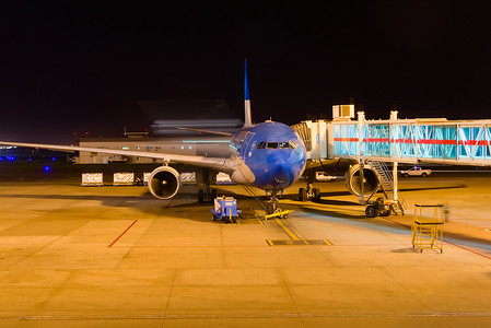 停学不停课摄影照片_2019-10-30，阿根廷布宜诺斯艾利斯 — 商用班机停在登机口