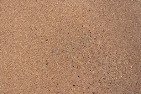 在热带清洁的夏季，带复制空间的沙子和海水飞溅的顶部视图。