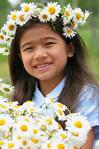 有雏菊冠的美丽的小女孩
