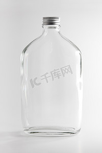 白色背景中的空透明玻璃瓶