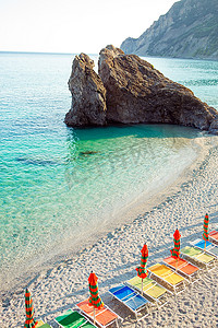 欧洲遮阳伞摄影照片_意大利蒙特罗索、五渔村、利古里亚美丽的欧洲海滨的日光浴床和遮阳伞