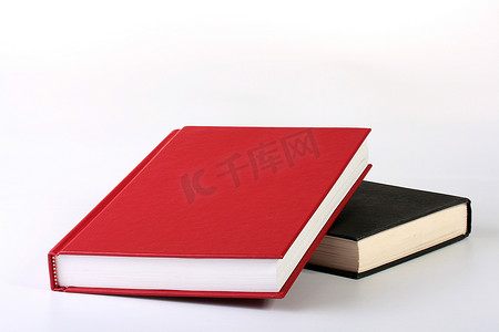 红色手册封面摄影照片_红色合上的书