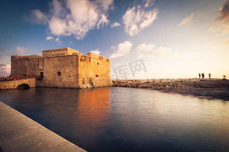 塞浦路斯人摄影照片_帕福斯城堡（塞浦路斯帕福斯）的傍晚景色