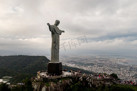 热多摄影照片_巴西里约热内卢 — 21.11.2019：基督救世主雕像的鸟瞰图