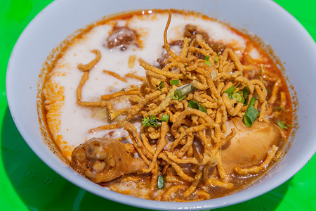 泰式北方风味咖喱鸡汤面。