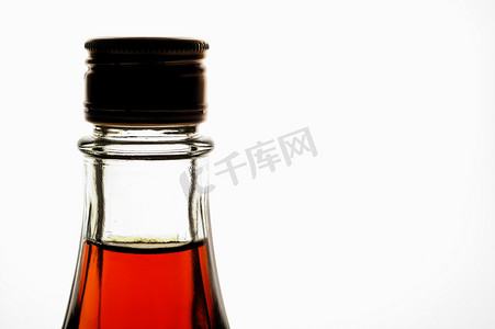 酒吧背摄影照片_装有枫糖浆的瓶子水平背光）。