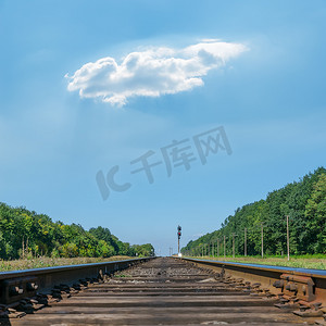 朵云摄影照片_铁路上空的一朵云到地平线