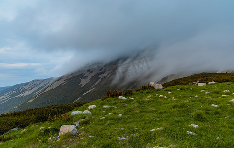 云落到克尔科诺谢巨人山脉的 Sniezka 山
