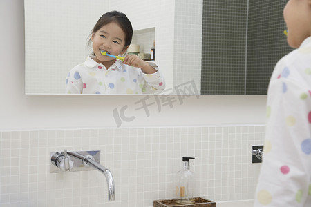 女孩刷牙镜中的倒影