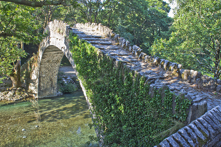 比鲁斯摄影照片_老石桥，Aoos 河，伊庇鲁斯，希腊，欧洲