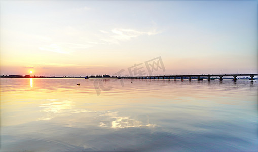 夕阳西下时，沿河的气氛有美丽的天空。