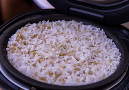 电饭锅发热管摄影照片_茉莉香米与粗糙米混合在电饭锅中蒸煮。