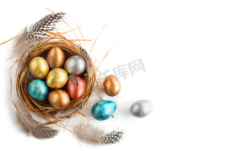 金斑点装饰摄影照片_带金蛋的复活节巢