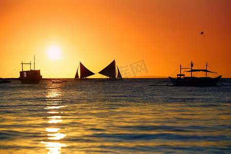 山水小船摄影照片_在日落的传统菲律宾小船。