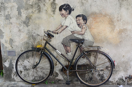 马来西亚槟城乔治城-2016 年 4 月 18 日：立陶宛艺术家 Ernest Zacharevic 在乔治城的自行车街头艺术壁画上的小孩。