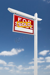 左面临出售出售房地产标志在蓝天与 Cl