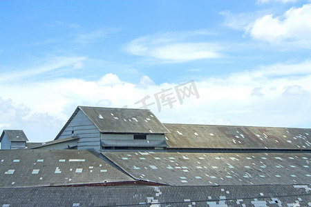 蓝天中旧仓库的屋顶。