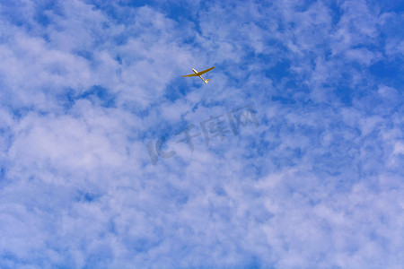 默默无蚊摄影照片_在蓝天前面的滑翔机。