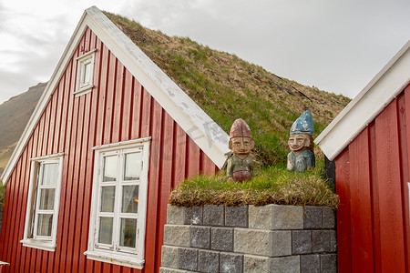 Hellnar，冰岛：2017 年 5 月 13 日：冰岛 Hellnar 村木屋的冬天。