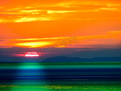 绿色暖色调摄影照片_夕阳暖色调海上冷色调