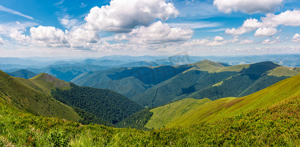 在晴朗的夏日欣赏壮丽的山脉全景