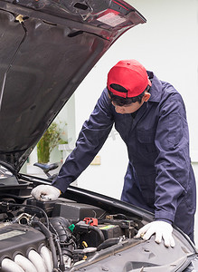 汽车修理工检查发动机汽车