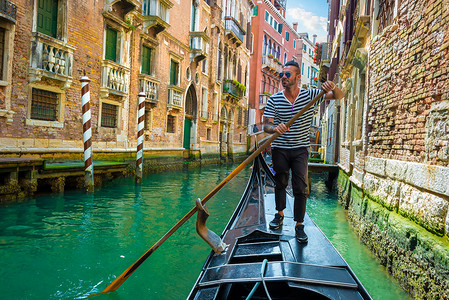 民国船夫摄影照片_威尼斯运河上的船夫