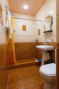 酒店浴室摄影照片_酒店浴室与卫生间相结合，全景