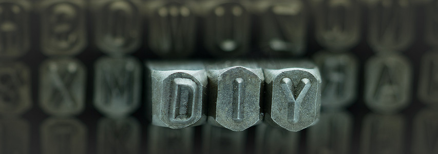 DIY 从金属印章字母冲头拼写，DIY 词代表自己动手的概念
