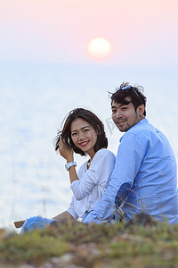 大海旅行摄影照片_亚洲年轻男女在海上放松假期的肖像