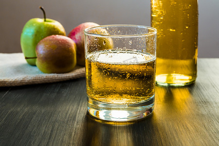 苹果酒摄影照片_苹果酒杯、苹果、瓶苹果酒