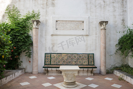 带柱子的大理石长凳在塞维利亚，西班牙，欧洲