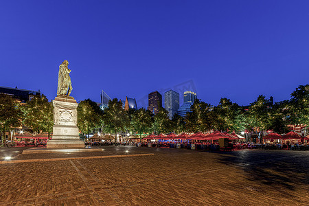 海牙市中心名为“Het Plein”的地方，当地人和游客在这里享受夏末温暖的音乐晚餐