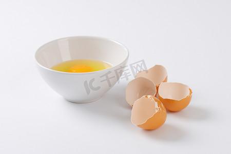 在碗里打碎鸡蛋